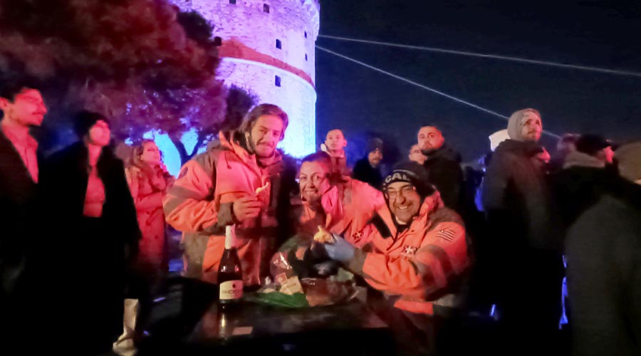 Μέλη των Ελλήνων Διασωστών σε μία ανθρώπινη στιγμή κατά την Πρωτοχρονιά στον Λευκό Πύργο