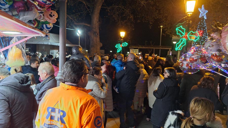 Μέλη των Ελλήνων Διασωστών σε υγειονομική επιτήρηση κατά την εκδήλωση φωταγώγησης Χριστουγεννιάτικου Δέντρου στην Άνω Πόλη