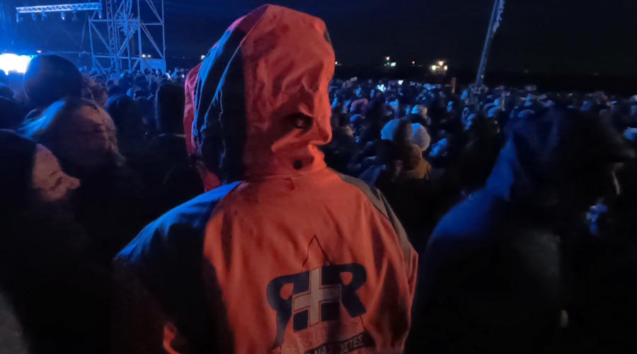 Μέλος των Ελλήνων Διασωστών μέσα στο πλήθος κατά τη διάρκεια της Πρωτοχρονιάτικης εκδήλωσης στον Λευκό Πύργο