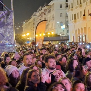 Πλατεία Αριστοτέλους γεμάτη κόσμο στη φωταγώγηση του Χριστουγεννιάτικου Δέντρου
