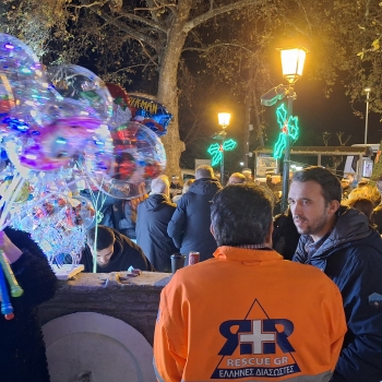 Πλήθος κόσμου στη φωταγώγηση Χριστουγεννιάτικου Δέντρου στην Άνω Πόλη με υγειονομική κάλυψη από τους Έλληνες Διασώστες