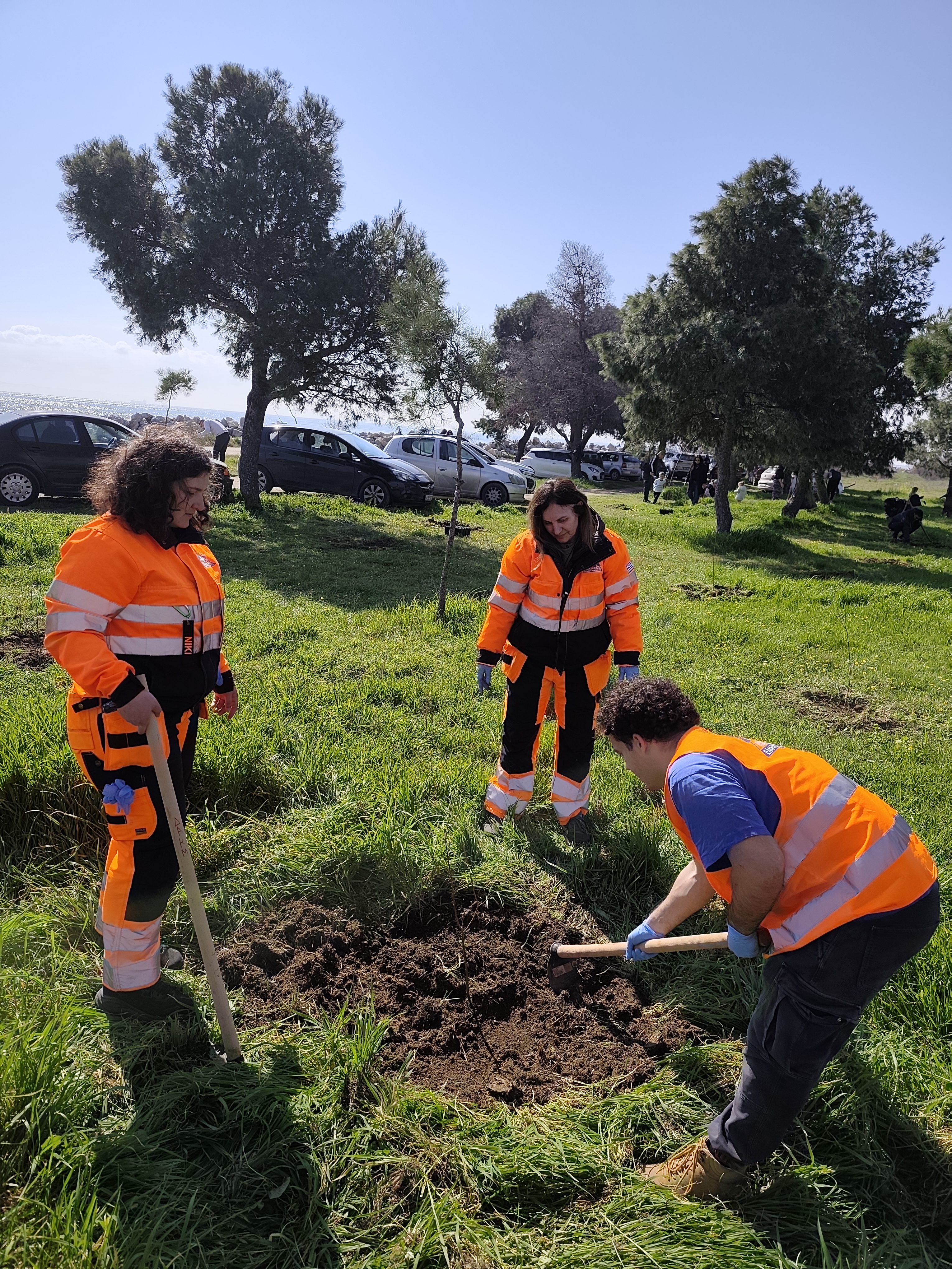 Εθελοντές από τους Έλληνες Διασώστες φυτεύουν δέντρο στο Καλοχώρι