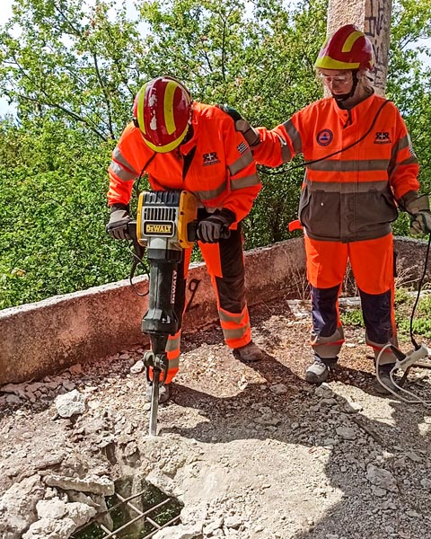 Εθελόντριες διασώστριες σε εκπαίδευση τεχνικής διάσωσης.