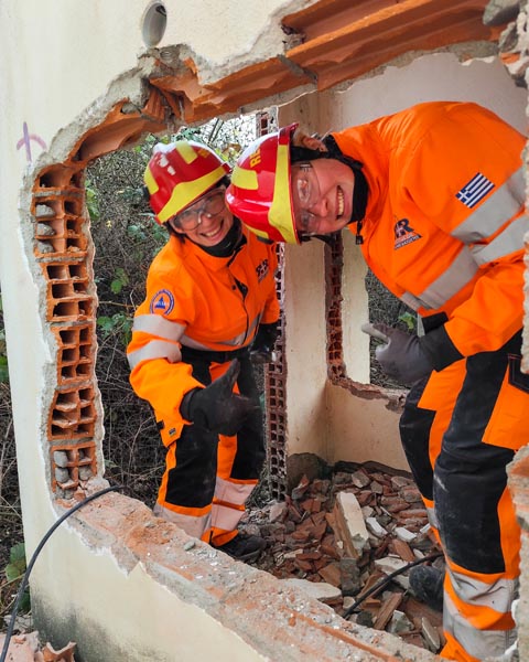 Άσκηση έρευνας και διάσωσης σε ερείπια από εθελοντές διασώστες.