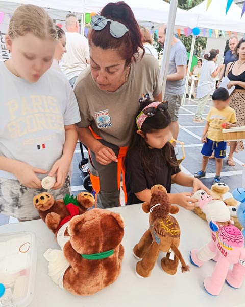 Εκπαίδευση παιδιών στις πρώτες βοήθειες από εθελοντές διασώστες.