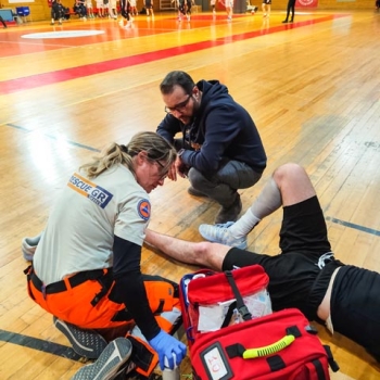 Διασώστρια RescueGR παρέχει πρώτες βοήθειες σε τραυματισμένο αθλητή σε αγώνα Final 4 ΕΚΑΣΘ