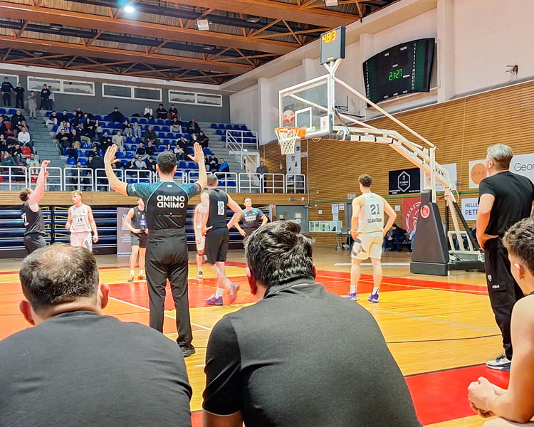 Αγώνας μπάσκετ εφήβων σε εξέλιξη με παρουσία διασωστών