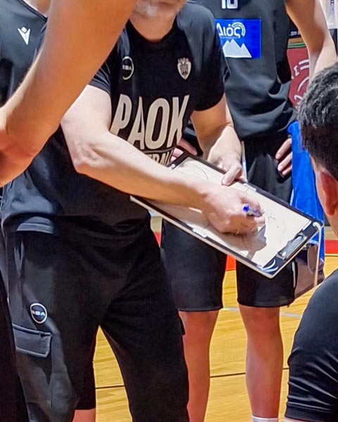 Προπονητής δίνει οδηγίες σε timeout σε Final 4 ΕΚΑΣΘ