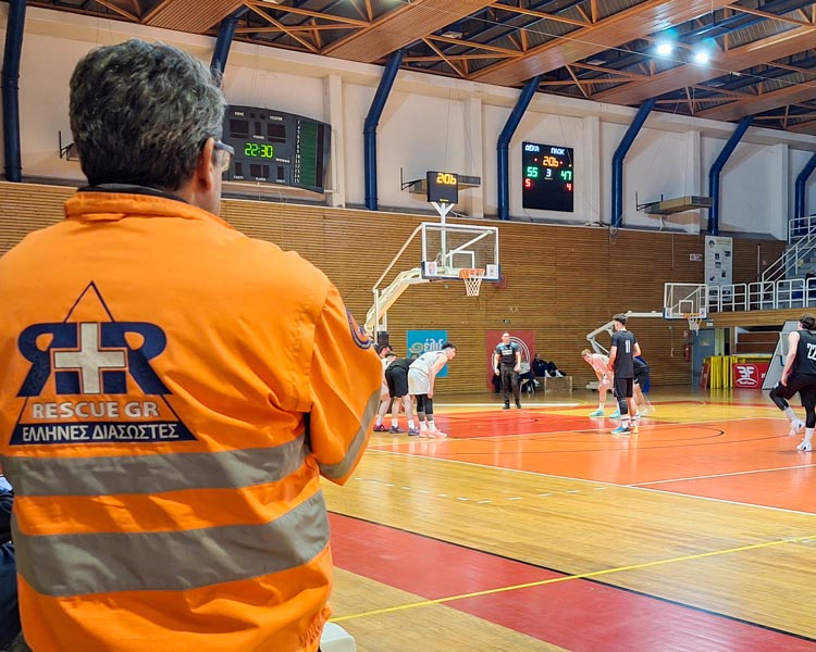 Διασώστης RescueGR παρακολουθεί αγώνα από τον αγωνιστικό χώρο