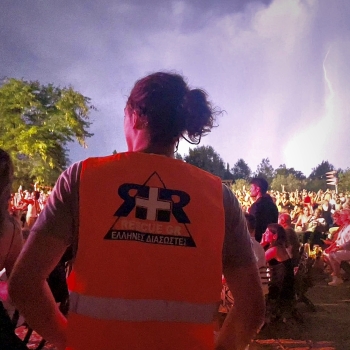 Διασώστης Rescue GR κατά την υγειονομική κάλυψη συναυλίας στο Ergon Agora East