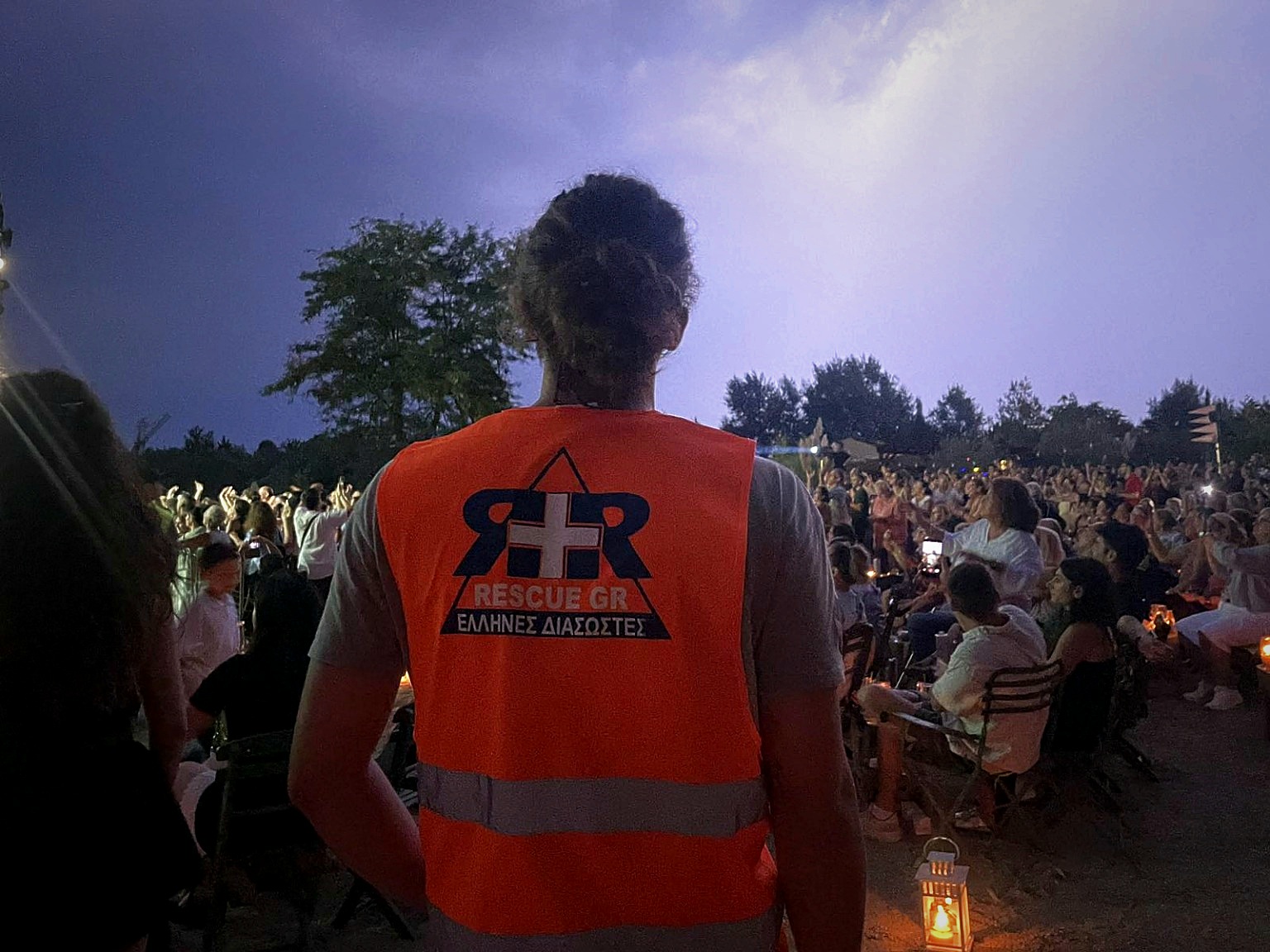 Διασώστης Rescue GR μπροστά στο κοινό κατά τη διάρκεια συναυλίας στο Ergon Agora East